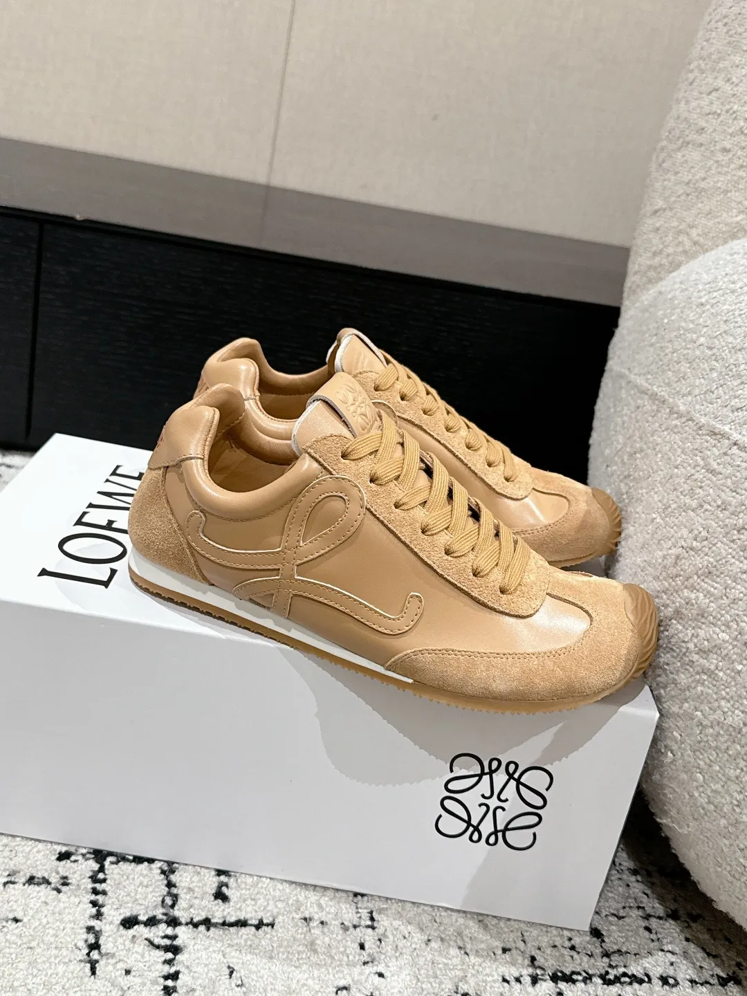 👟👟Ex-factory price 620👟👟 #couples model Top version LOEWE 25/ Latest catwalk model Ballet Runner 2.0. Couple model Ballet Casual Sports Shoes Moral Training Shoes Forrest Gump Shoes Original purchase and development Production Fabric matching Repeated selection of materials Nylon and calfskin leather sneakers featuring an asymmetric toe design, sock-like internal construction, and lightweight rubber outsole extending to the toe. ✔️Fabric: original customized imported first-layer cowhide ✔️Lining: imported soft sheepskin + mesh lining ✔️Sole: original molded anti-slip rubber material ✔️Sole thickness: increased by 2.5CM ✔️Size: #35-45 (45 for women, 45 for men, custom-made, non-refundable)